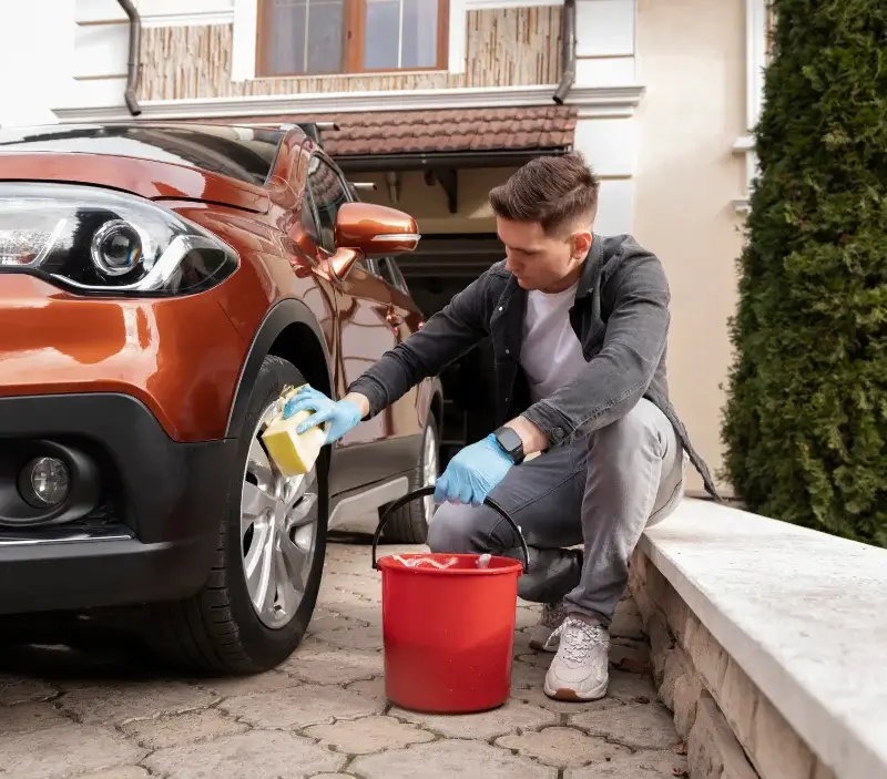 Lavage auto à domicile Deux-Verges : professionnel intervenant sur un véhicule